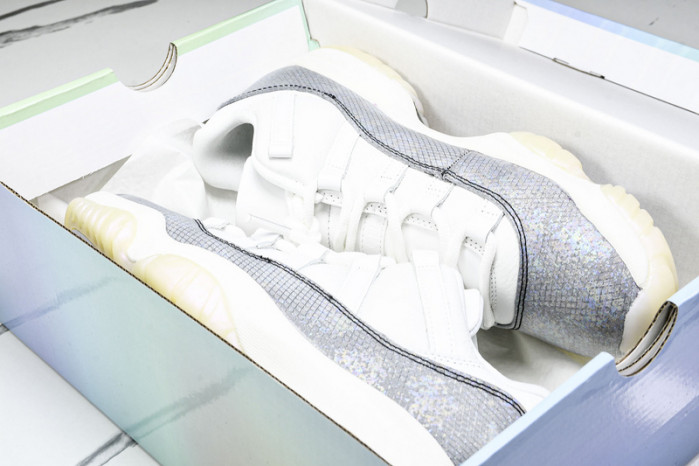 Air Jordan 11 Low HQ7000-001